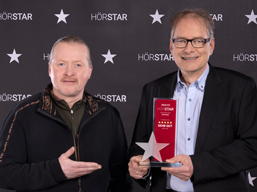 Joey Kelly überreicht Georg Jaspert einen Preis bei der HörStar-Verleihung