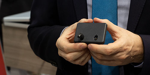 Diese Ladestation kann auch als Powerbank benutzt werden Die neue Mini-Ladestation für Hörgeräte