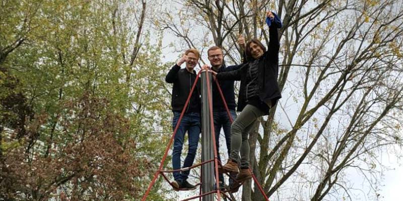 Kletteraktion Drei Mitarbeiter beim klettern