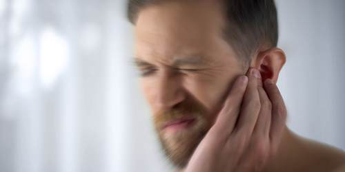 Mann mit Tinnitus schmerzen