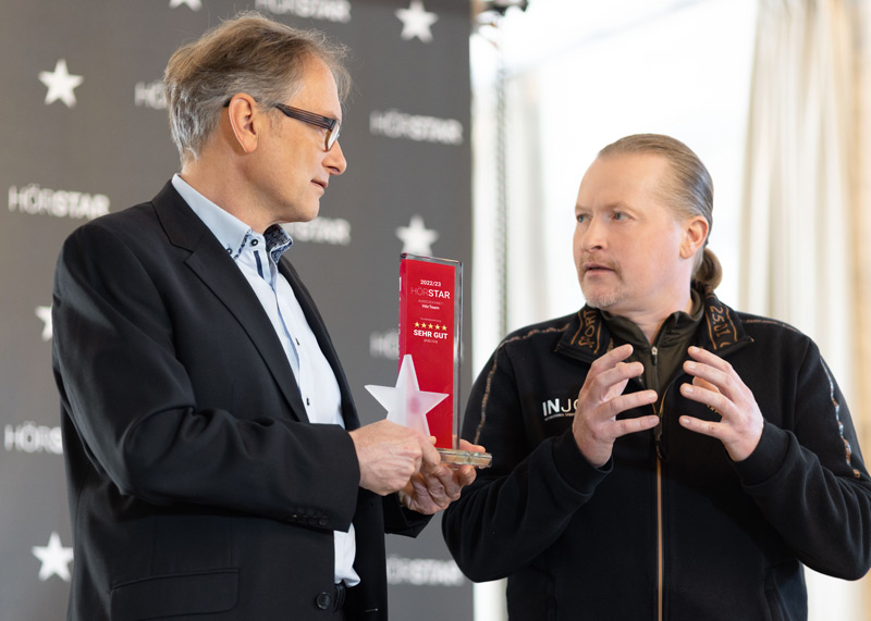 Gute Gespräche mit Joey Kelly Der Kundenzufriedenheitspreis wird von Joey Kelly überreicht