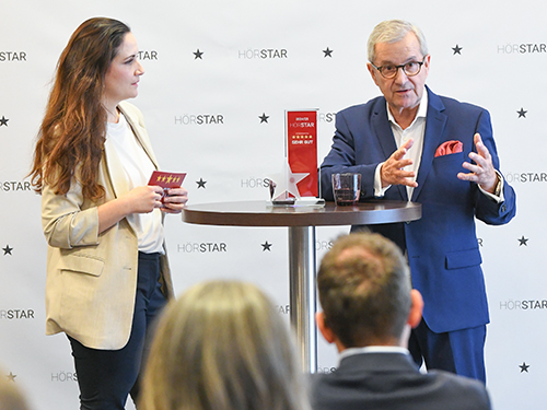 Fragenrunde beim HörStar 2024/25 Jan Hofer beantwortet Fragen aus dem Publikum bei der HörStar-Verleihung