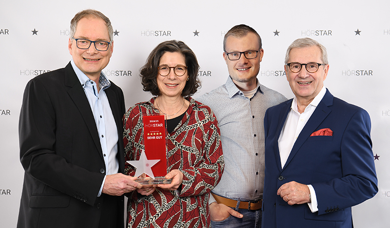 HörTeam und Jan Hofer Jan Hofer überreicht dem HörTeam den HörStar-Pokal