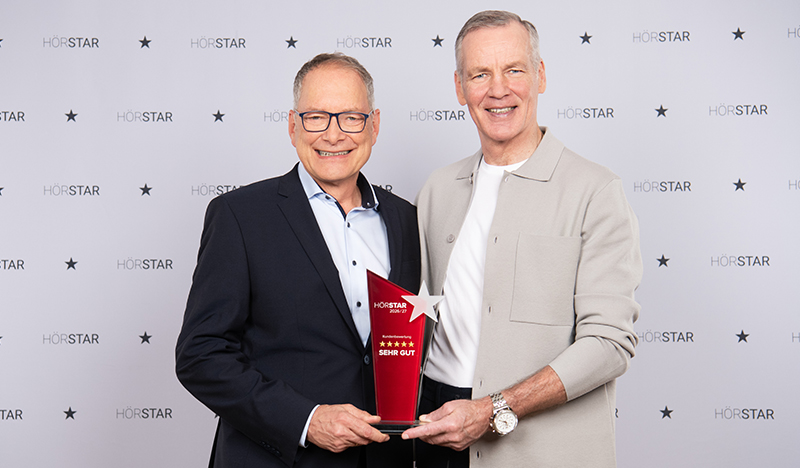 Henry Maske überreicht Georg Jaspert den HörStar-Pokal