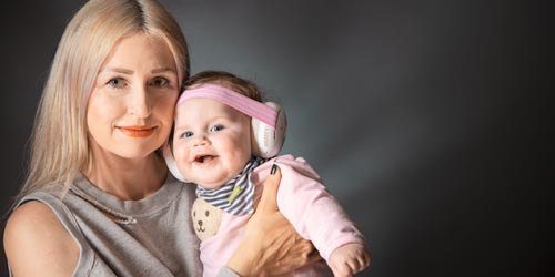 Von klein bis groß: Wir haben für jeden den passenden Gehörschutz Frau und Baby mit Gehörschutz