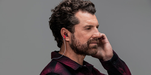 Mann mit Gehörschutz