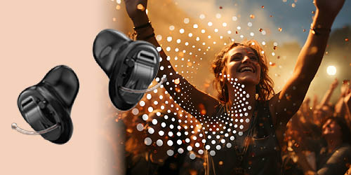 Glückliche Frau auf einem Konzert und das neue Audibel Intrigue AI Wireless Hörgerät