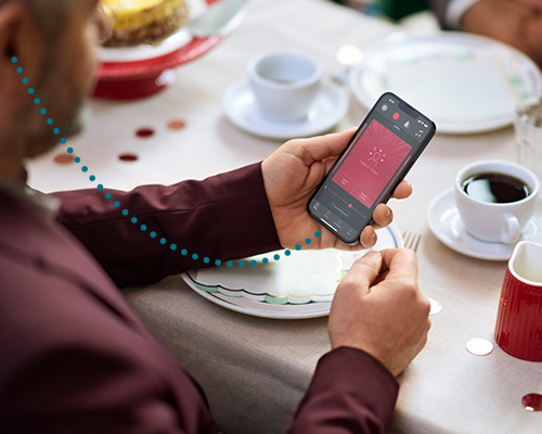 Dank Hörgerät Töne vom Smartphone in beide Ohren Mann hält Smartphone mit der ReSound-App