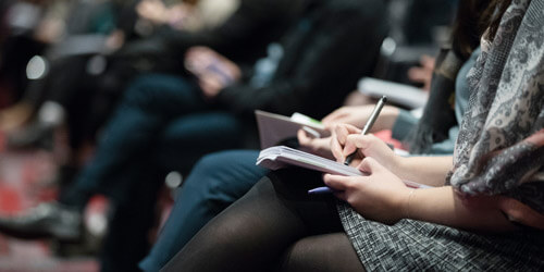 Frau bei einem Seminar